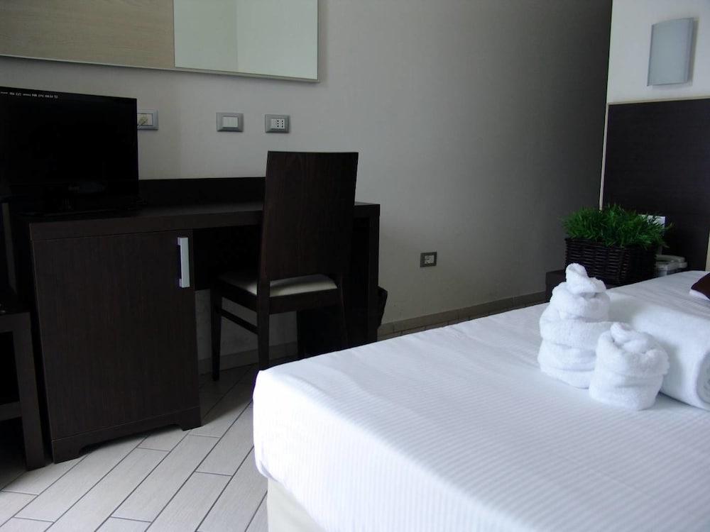 Hotel Paradise Airport ฟอร์ลี ภายนอก รูปภาพ